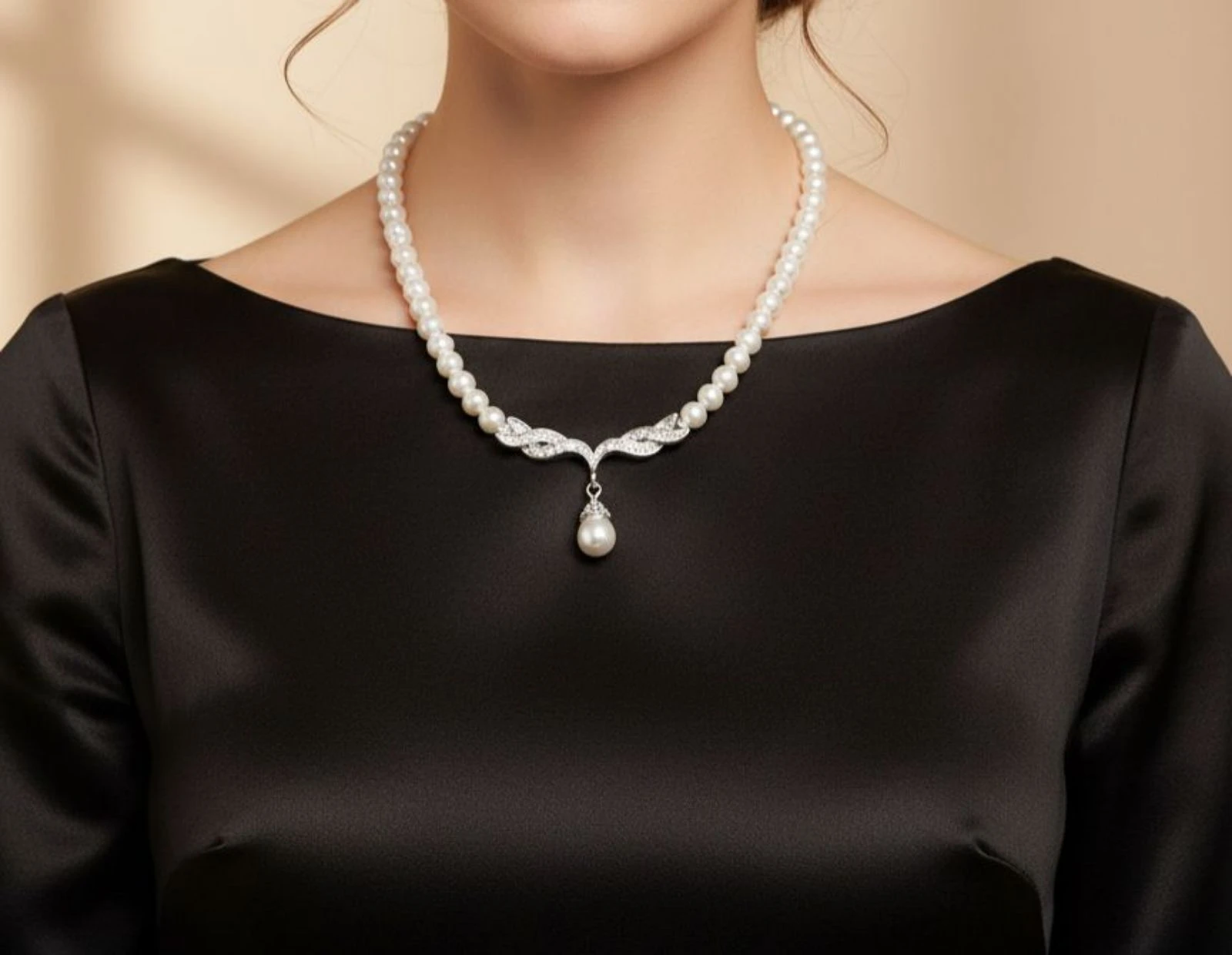 Klassieke parelketting met zirkonia • Elegante damessieraden – photo 4